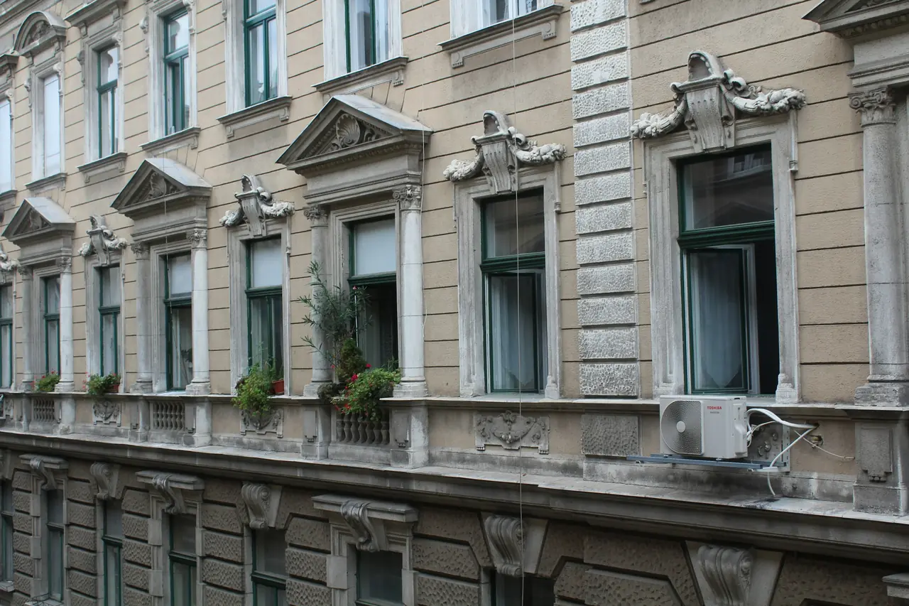 Altbaufassade mit hohen Fenstern