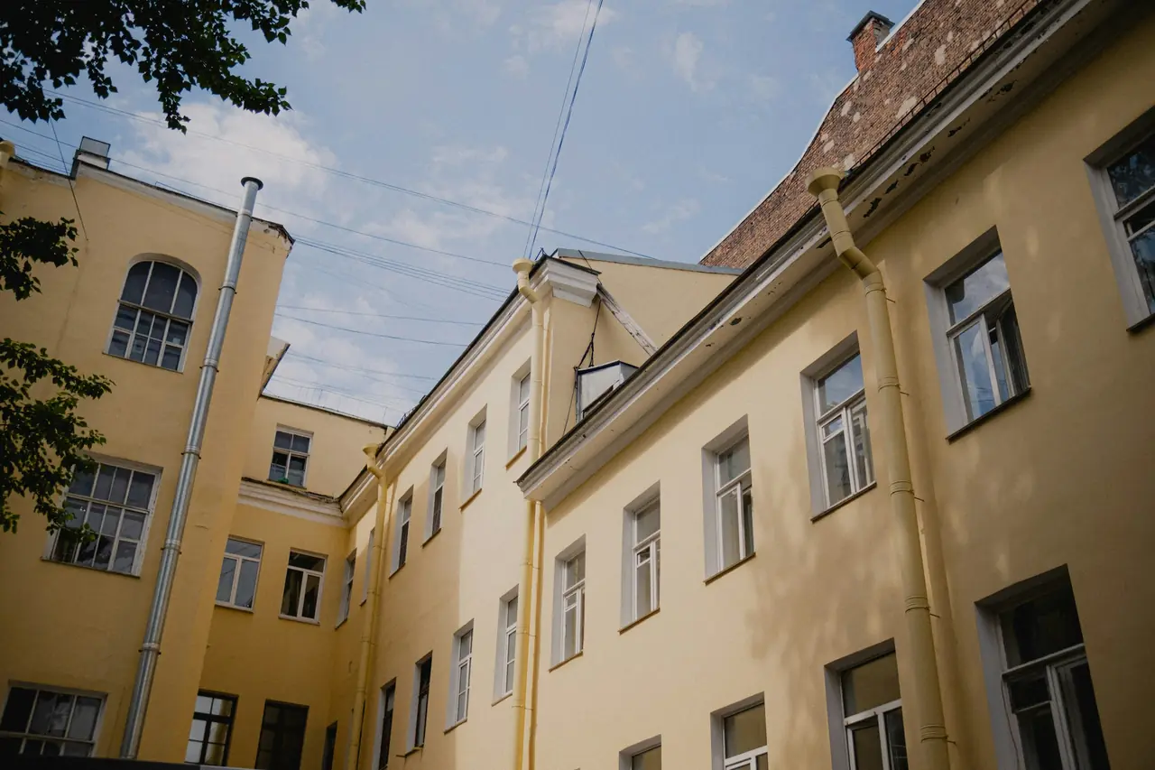 Berliner Altbauhof mit gelben Fassaden