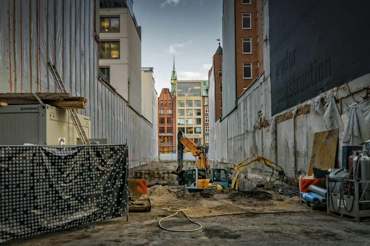 Baustelle zwischen Stadthäusern