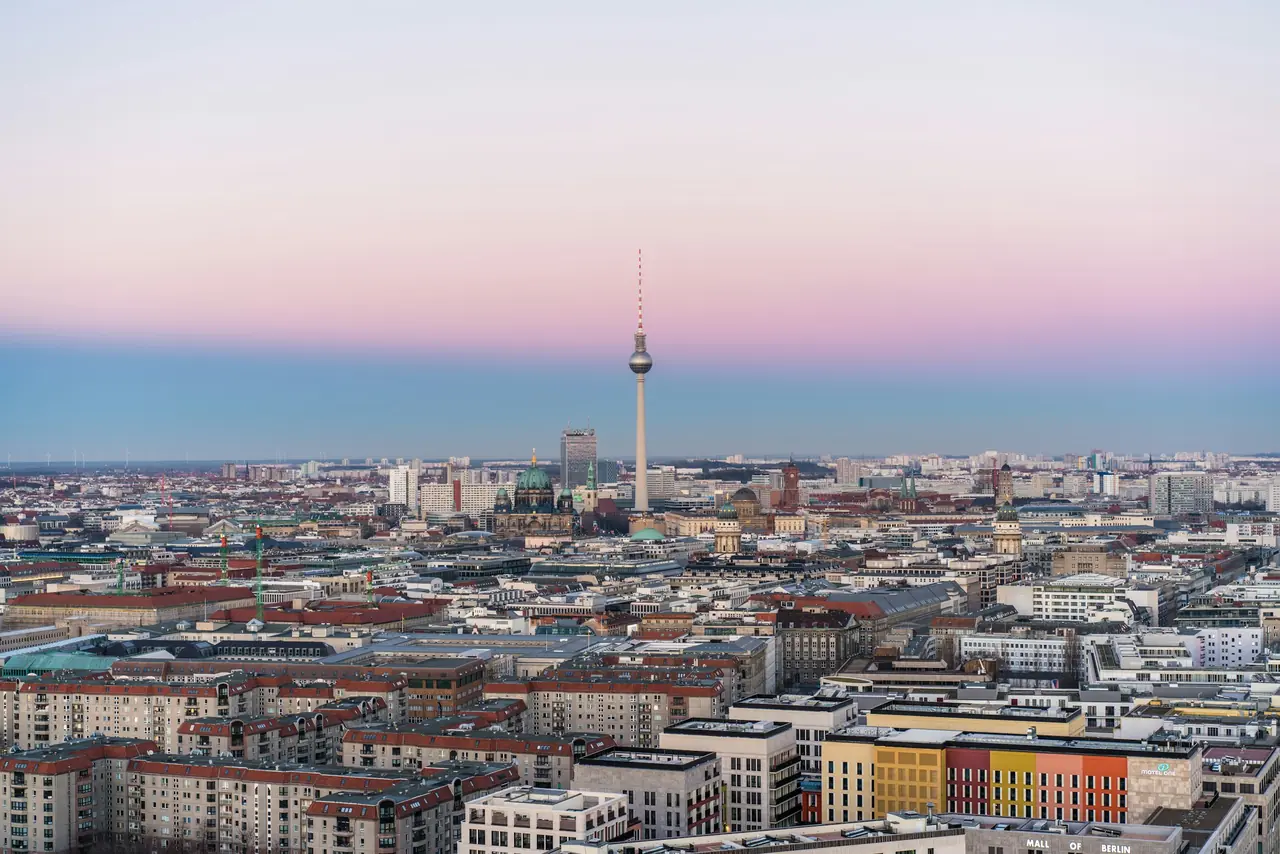 Blick über die Dächer von Berlin zum Fernsehturm