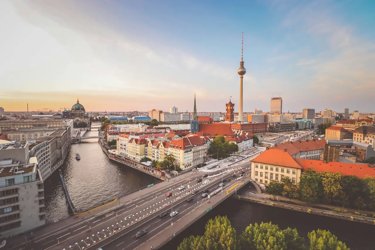 Berliner Skyline an der Spree am Tag