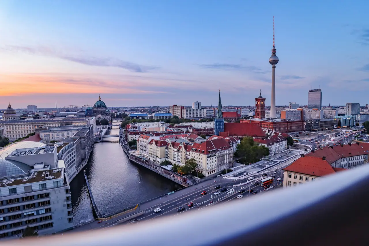 Spree und Berliner Mitte unter blauem Himmel