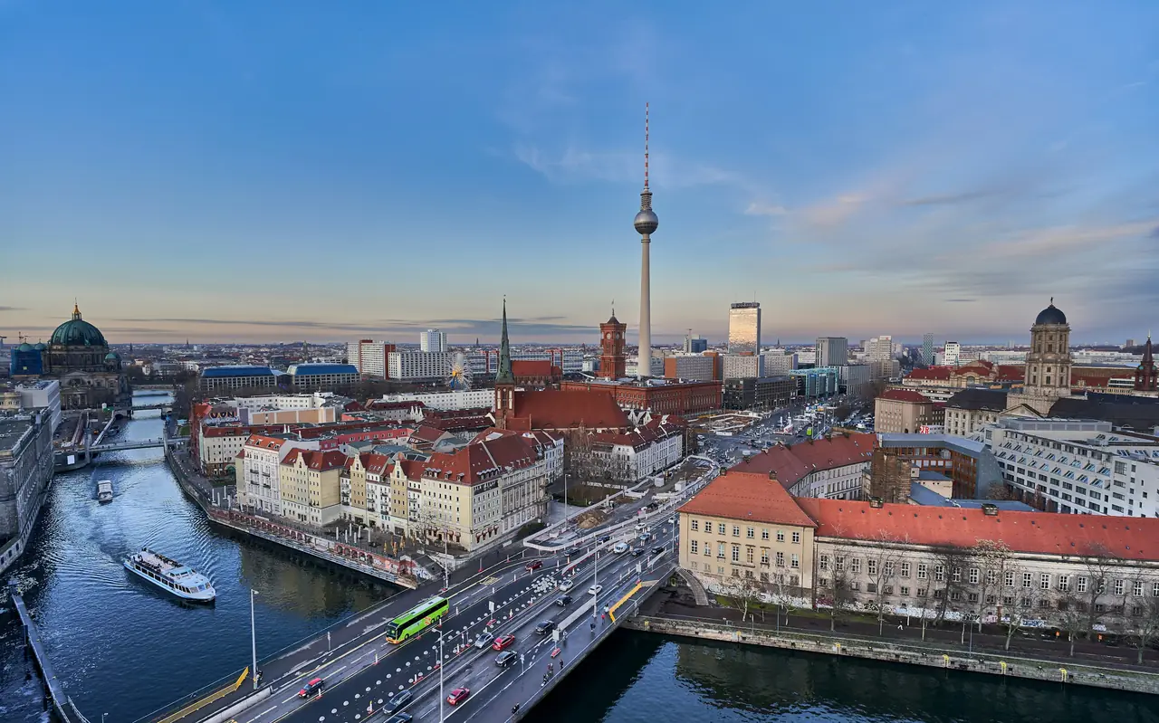 Spree mit Brücke in Berlin am Abend