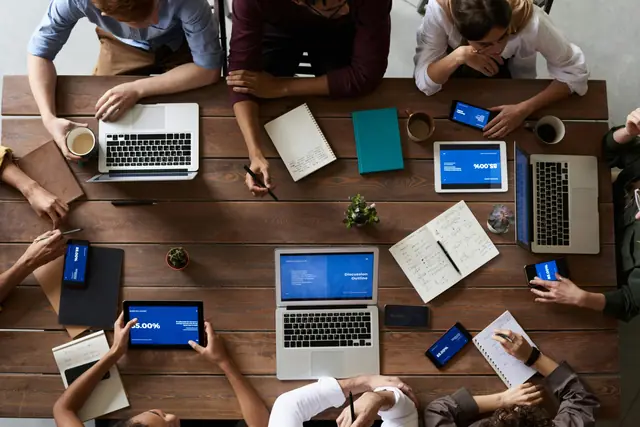 Arbeitsplatz mit Laptops und Unterlagen von oben